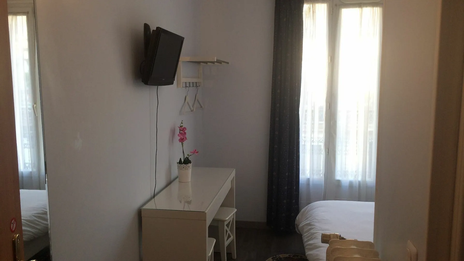 Andre Gill Hotel